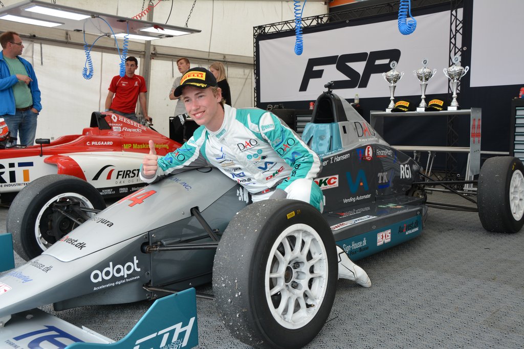 En glad og stolt Casper T. Hansen, med sin Formel 5 racer