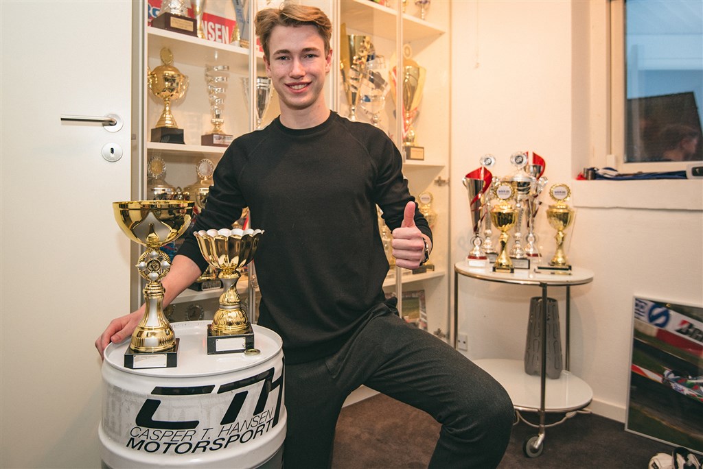 En stolt og glad Casper T. Hansen med de 2 priser fra Formel 5 klassen, hjemme i pokalværelset i Roskilde.
(Foto: Photo-Graphic.dk)