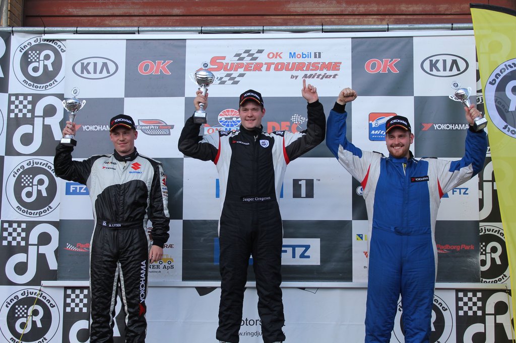 Podiet efter heat 2 – Jesper Gregersen foran Mathias Valentin og Mikkel Gregersen
(Foto: JJ Media)