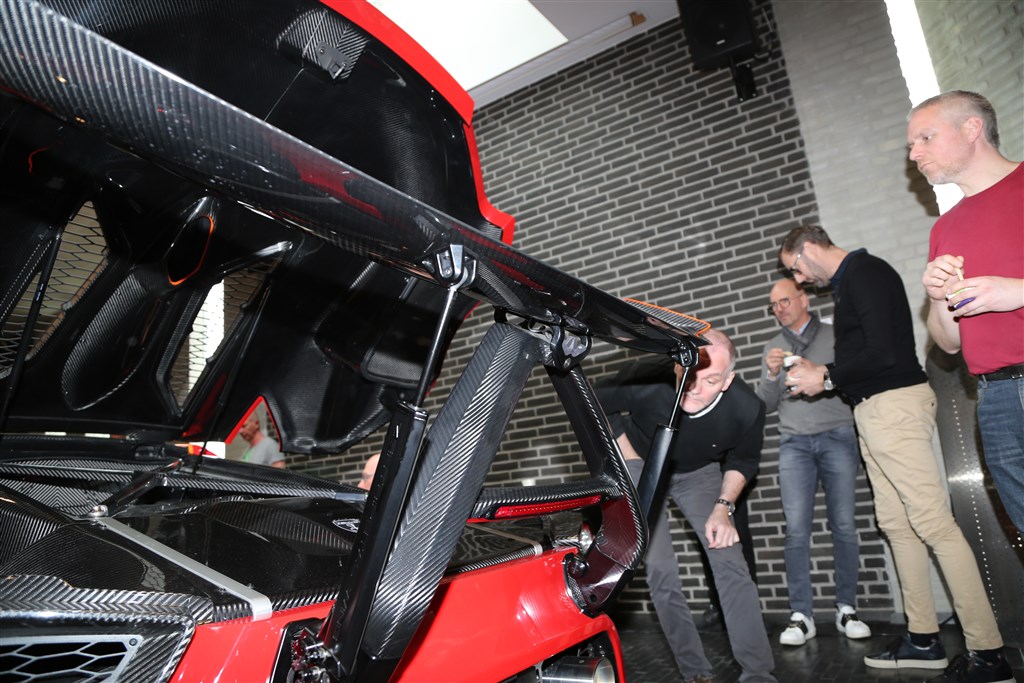 Hækvingens montering på bilen
(Foto: Motorsporten.dk)