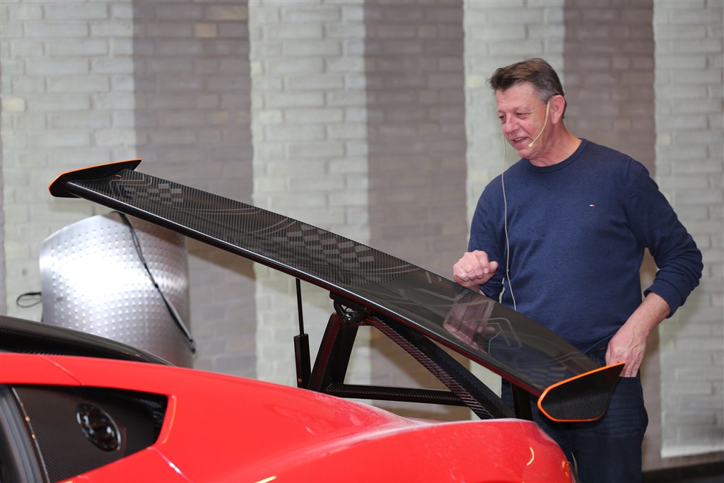 Hækvingen kan sidde i denne position med stor fordel
(Foto: Motorsporten.dk)