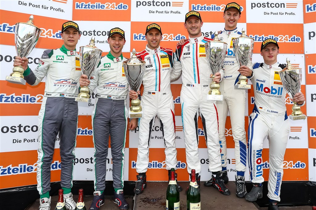 Nicolai Sylvest(nummer to fra højre) var sammen med teamkammerat Kim-Luis Schramm på podiet efter tredjepladsen på Sachsenring