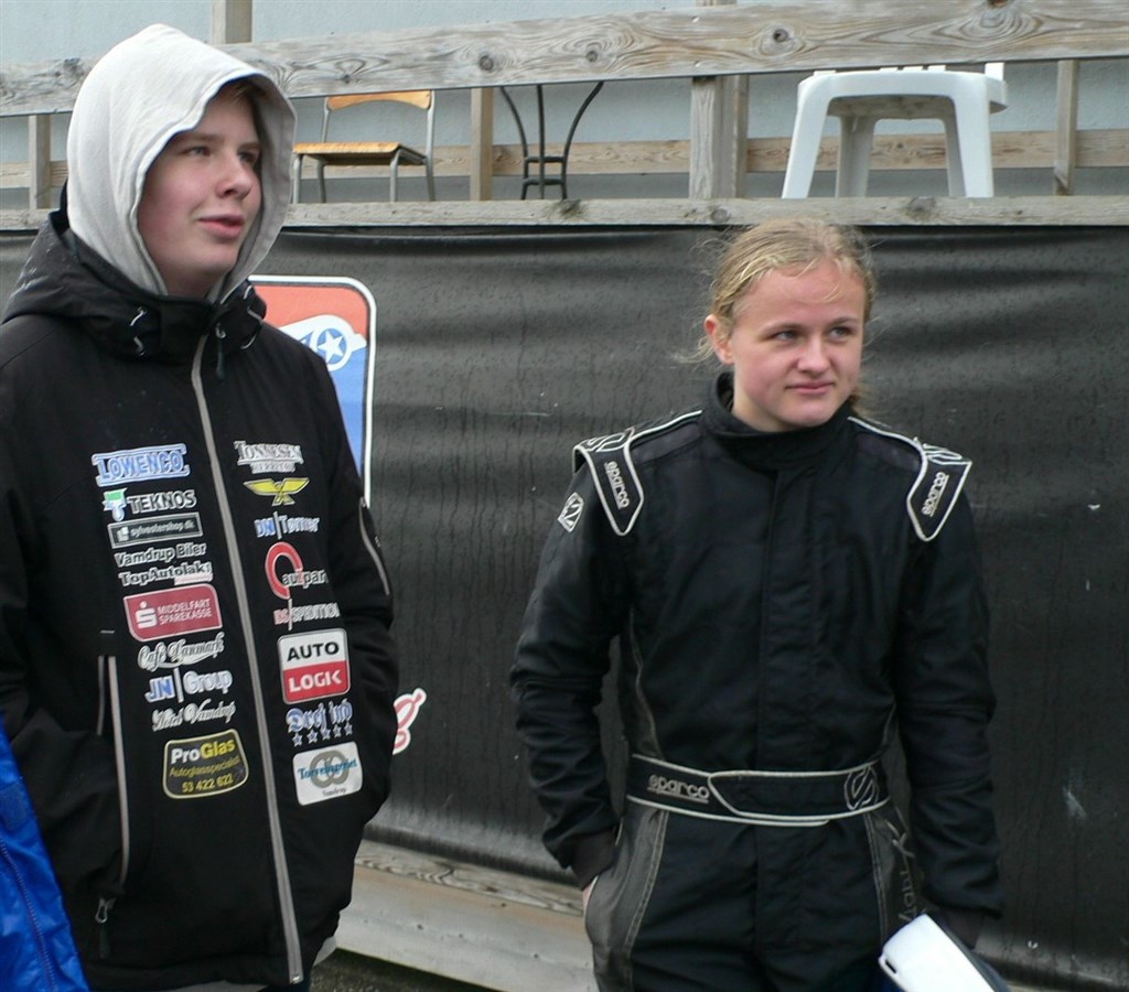 Julie i brandsikker FIA køredragt til testdag på Padborg Park den 10. november 2018. Ved siden af Christoffer Christensen med de rosende ord, serveret på en ret sjov måde