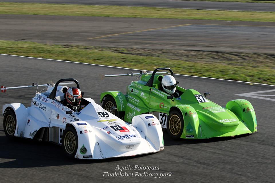 Der bremses sent her for enden af langsiden på Padborg Park. I nr. 37 Kevin Brandsborg og i nr. 99 Bastian Buus