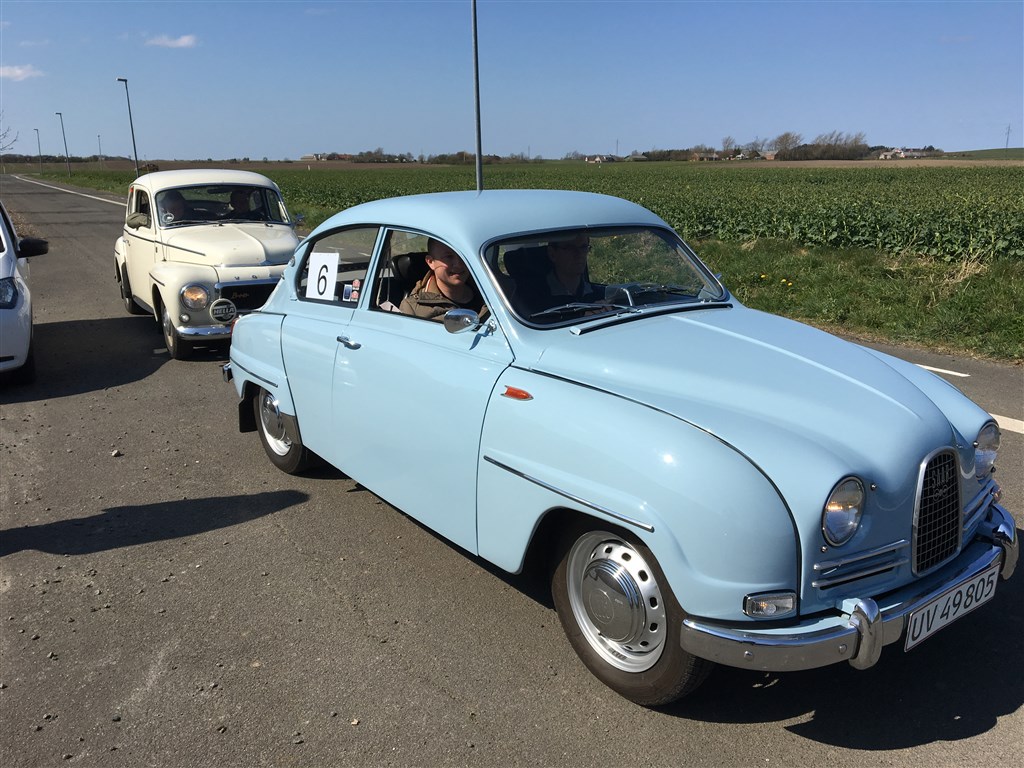 Løbets vindere Arne Lundgaard og Søren Kamp, Holstebro i en Saab 96 holder her ved en tidskontrol, mens Bjarne Sørensen og Lisbeth Sørensen, Holstebro i en Volvo PV 544 fra 1965 følger lige bagefter.